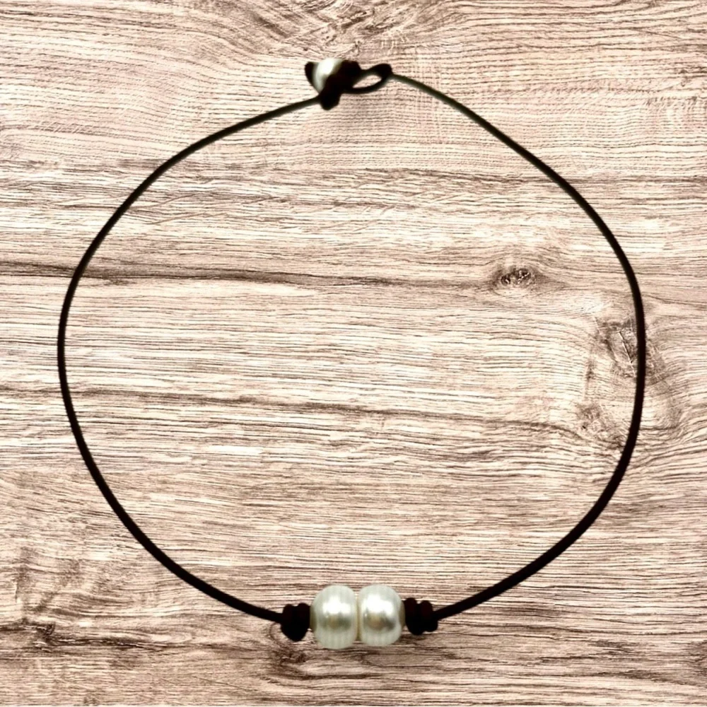 - 2 Freshwater Button Pearls on Leather - choker/necklace. NEW. Handmade - Picture 6 of 7